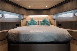 Azimut FLY 60 VIP cabin.jpg