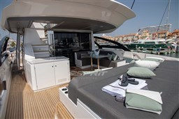 2021 AZIMUT S8