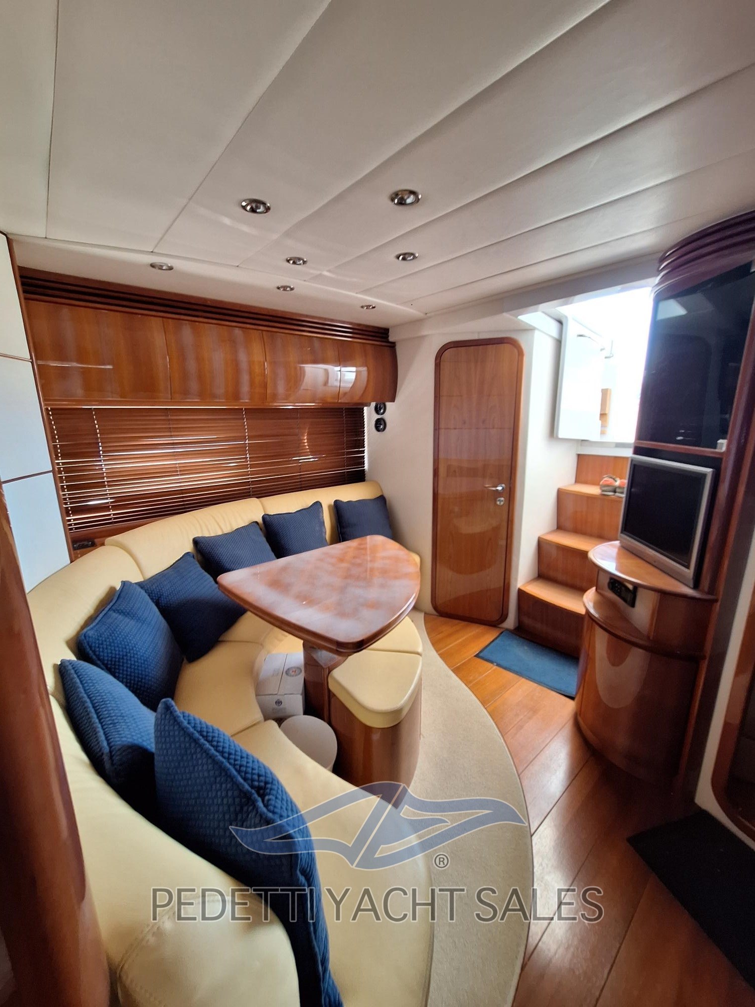 pershing 43 OCCASION BATEAU OCEAMBER VAR HYERES (14)
