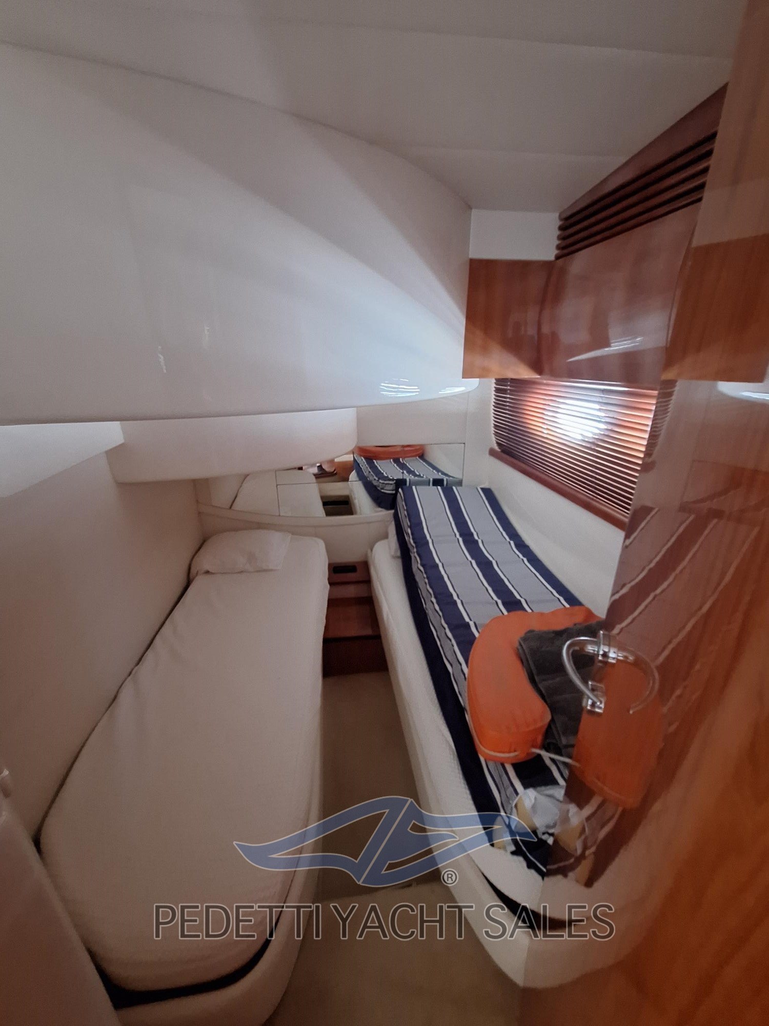 pershing 43 OCCASION BATEAU OCEAMBER VAR HYERES (12)