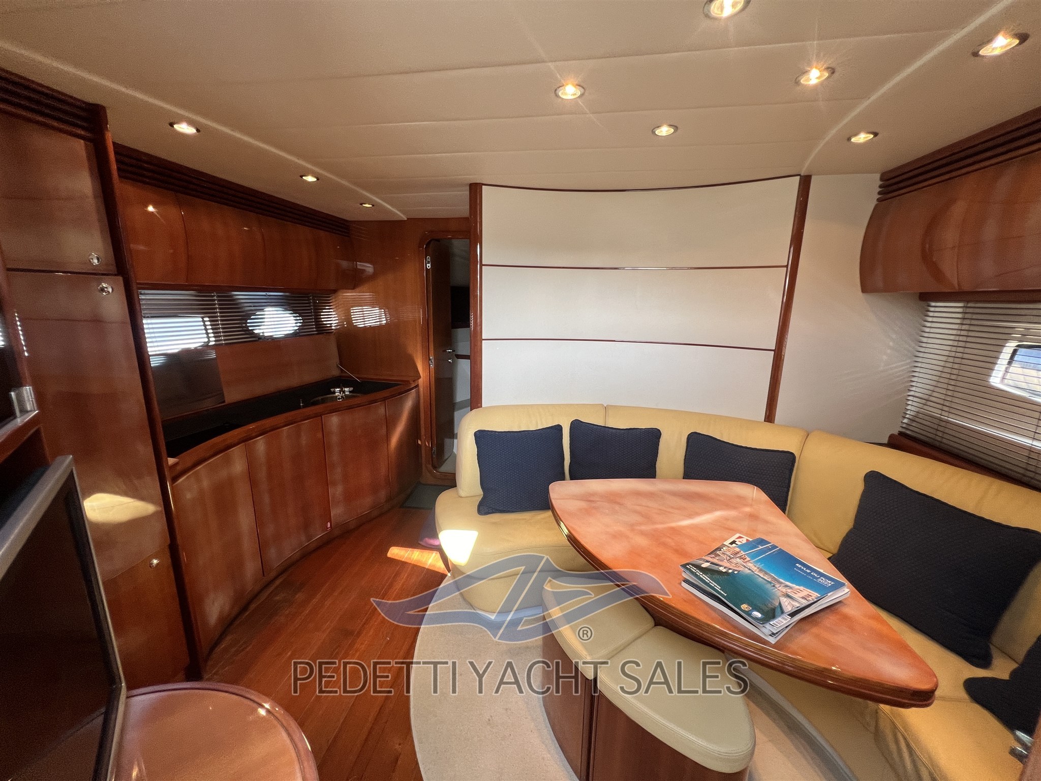 pershing 43 OCCASION BATEAU OCEAMBER VAR HYERES (49)